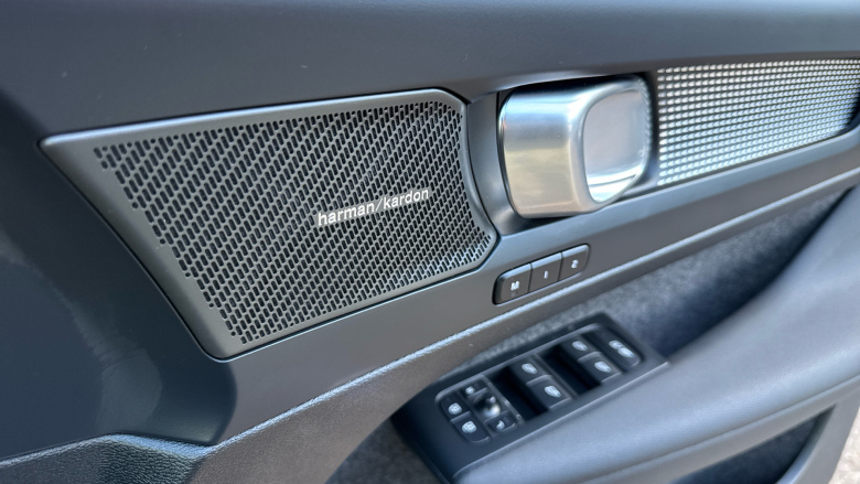 Volvo XC40 2.0 B4P Ultra Black Edition 5dr Auto Petrol Estate